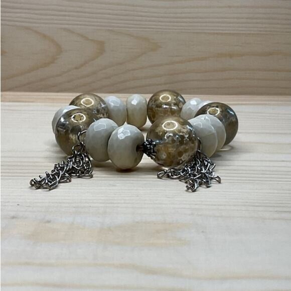 Beaded Chain Bracelet With White & Gold Round Beads - Picture 5 of 5